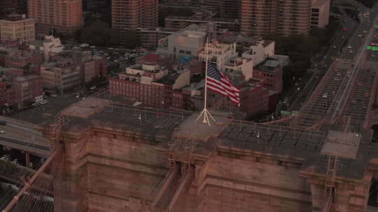 美国航空：布鲁克林大桥上空的美国国旗和曼哈顿东河景特写圆环飞行