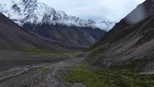 航拍四川川西高原雪山河谷牧场风光