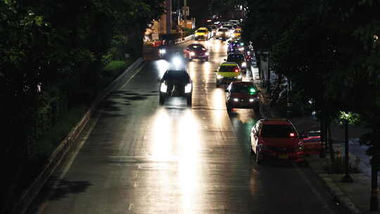 街道上运动模糊车辆的夜景