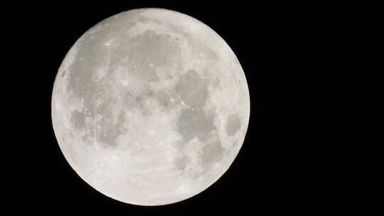 高清拍摄移动中的月球