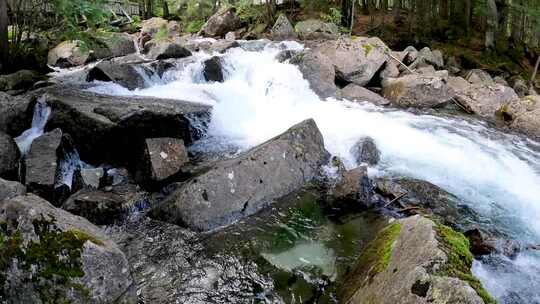 山林间岩石石头瀑布流水