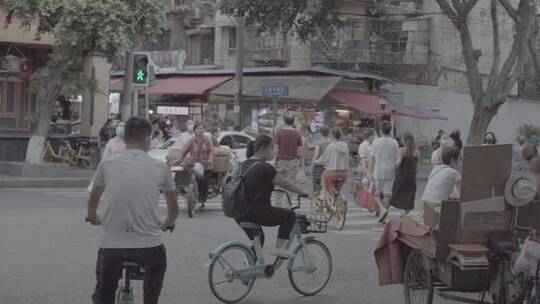 繁忙街道路口行人穿行马路高峰期