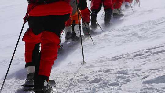 攀登慕士塔格峰雪山的登山者脚步慢动作