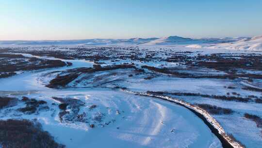 呼伦贝尔冬季湿地河流雪景丛林光影