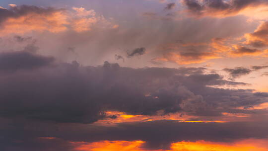 日落时天空蓬松的云延时拍摄
