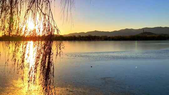 冬季颐和园日落余晖湖面与远山视频素材模板下载