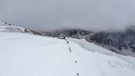 西藏拉萨当雄廓琼岗日雪山洛堆峰登山滑雪