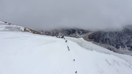 西藏拉萨当雄廓琼岗日雪山洛堆峰登山滑雪视频素材模板下载