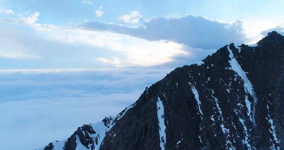 四川巴郎山雪山日落美丽云海风景航拍延时