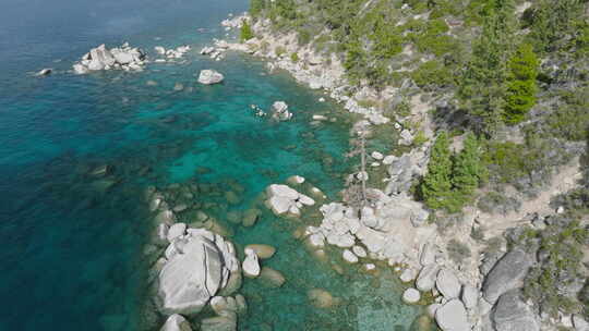 空中飞越冰川山太浩湖与透明绿松石水