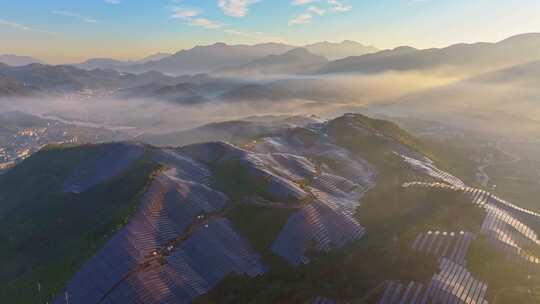 山顶太阳能光伏板航拍