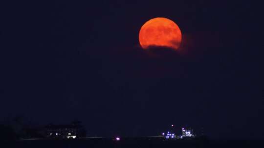 威海湾刘公岛铁码头上空的中元明月超级满月