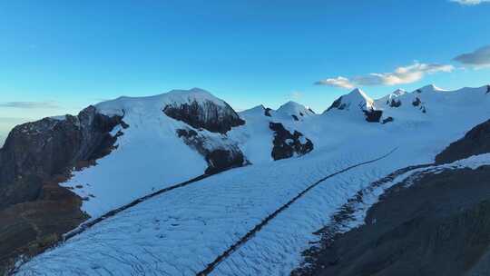 航拍夕阳下的四川第二高峰中山峰冰川冰塔林