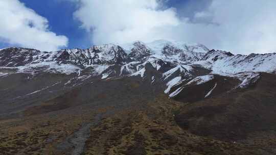 航拍川西贡嘎山区勒多曼因雪山风光