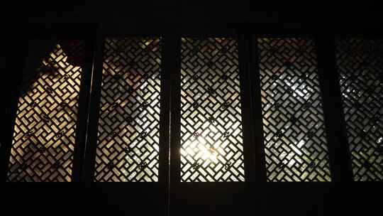 阳光穿过古建筑木格子窗户