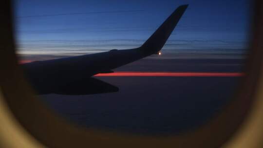 飞机窗外的夕阳和晚霞