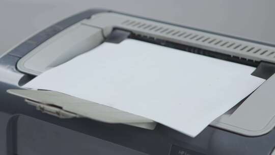 办公室文员使用打印文件打印机出纸
