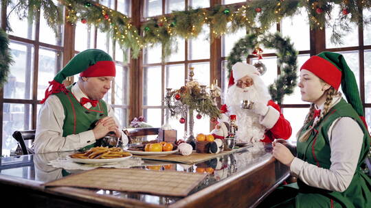 圣诞老人和精灵在用餐视频素材模板下载