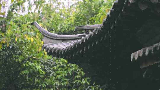 下雨天的中国古建筑屋檐