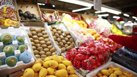 水果市场卖草莓猕猴桃芒果摊位视频素材模板下载
