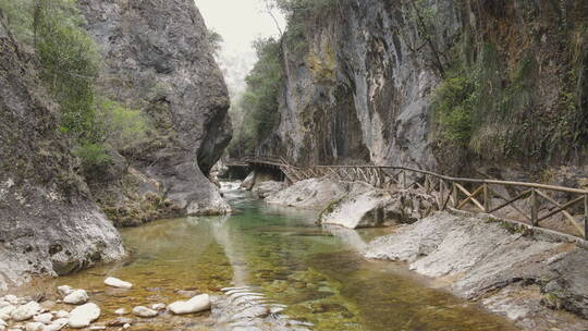 峡谷中部的河流景观