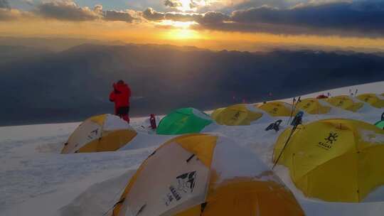 攀登新疆慕士塔格峰登山者的C2营地日落风光