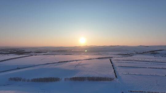 航拍呼伦贝尔冬季雪原田野夕阳视频素材模板下载