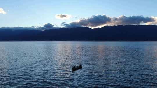 航拍大理古城苍山洱海高原湖泊枯树傍晚渔船