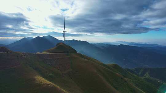 山顶风车矗立，群山云雾缭绕景色美