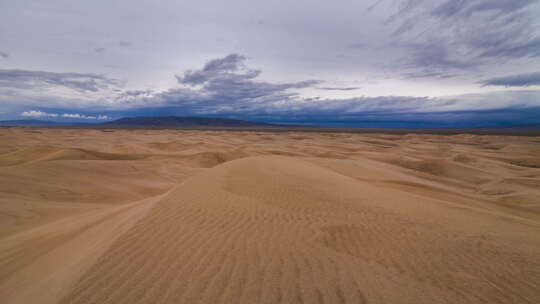 沙漠中的雷暴。沙丘上戏剧性的天空。延时视频素材模板下载