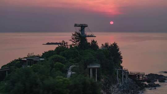 航拍惠州双月湾海上日出海边海水礁石酒吧