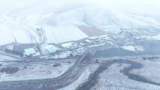 风雪中的山村人家