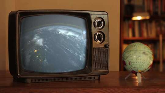 复古电视和旋转地球仪
