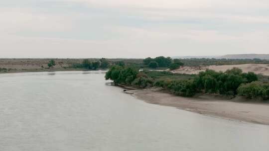 蜿蜒的额尔齐纳河
