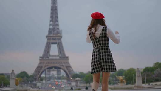 美丽的年轻女子在巴黎度过时光