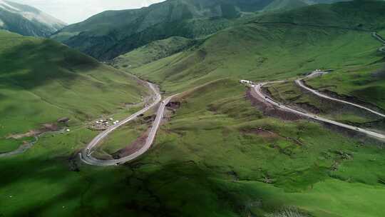 行驶在山区公路的小汽车