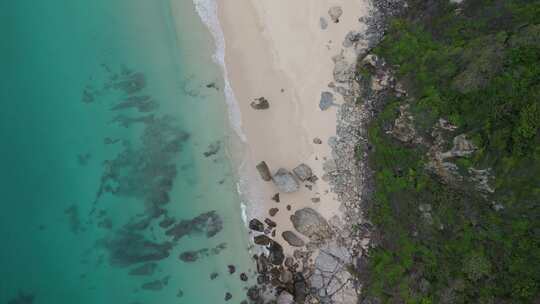 三亚海岸海浪击打岩石