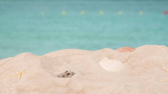 夏季假期概念玩沙子的人