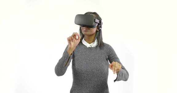 女人体验VR眼镜的效果