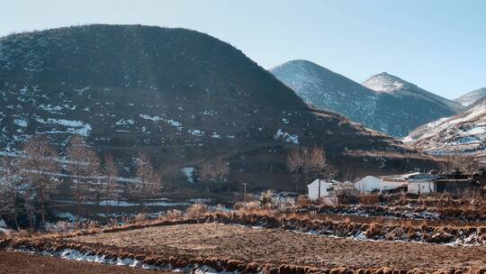 冬季高原牧场云南苦寒山区雪域村庄雪山