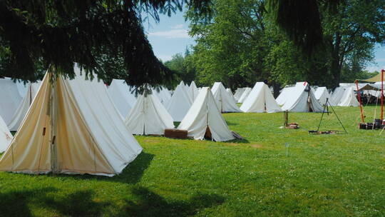 军营里成排的帐篷