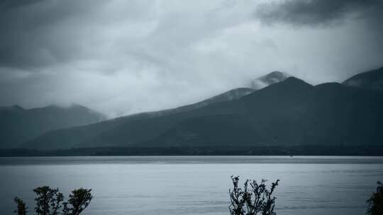 云南高原湖泊泸沽湖阴雨天乌云山脉