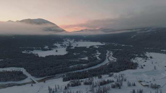 航拍清晨的新疆喀纳斯雪景