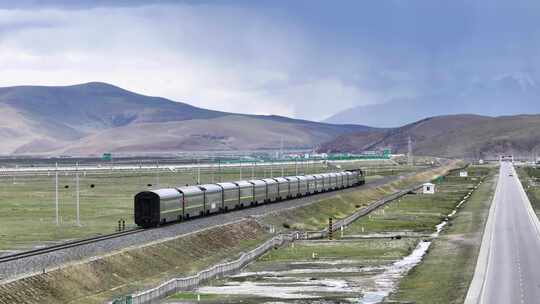 青藏铁路火车行驶自然风光