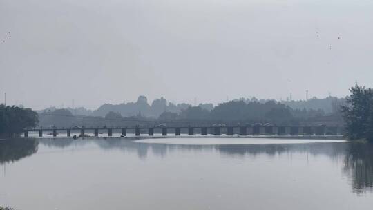 古镇老桥河流车流