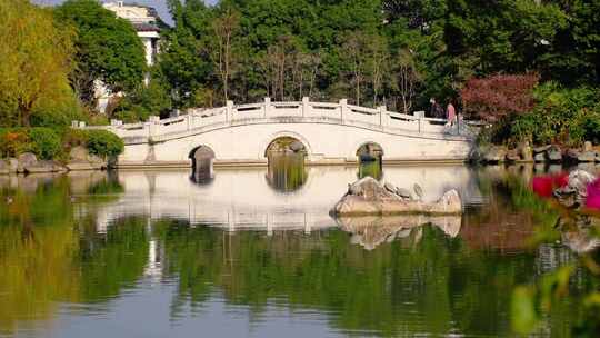 福州黎明湖水上石桥与周边自然风景相映成趣