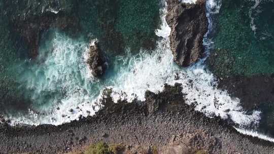 海浪撞击岩石海岸的无人机镜头