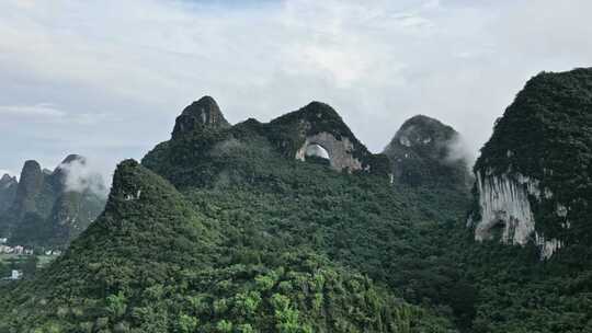 云雾缭绕的桂林阳朔月亮山景区风光