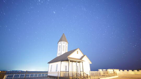 威海小石岛尖顶教堂式建筑的星轨延时视频素材模板下载