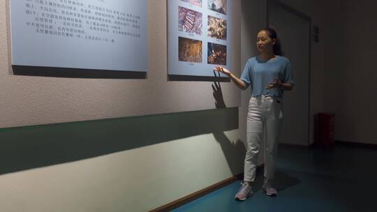 游客参观中国天麻博物馆了解天麻知识